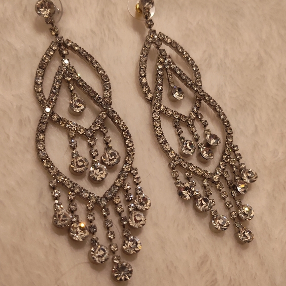 NEW! Vintage Cache Dangling Earrings - Picture 7 of 8